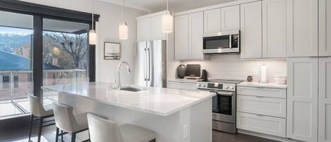 Refrigerador, microondas, horno, placa de cocina