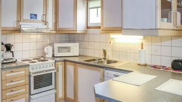 Kühlschrank, Mikrowelle, Geschirrspüler, Kochgeschirr/Geschirr/Besteck