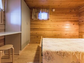 A room with a bed, a desk, and a chair. - Lomapesä 2b by Interhome (Puolanka)