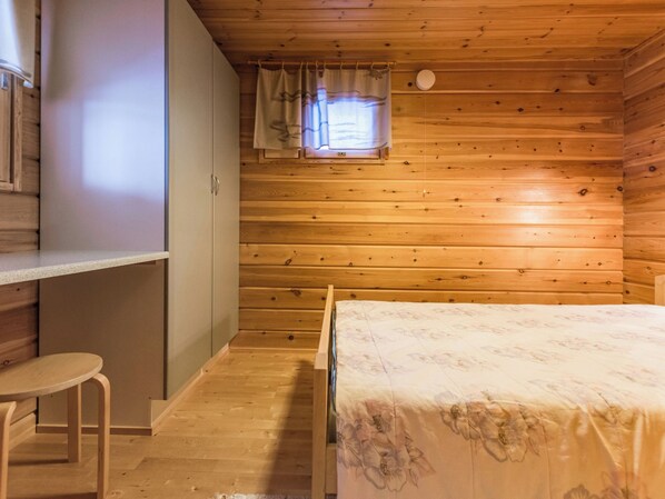 Une chambre avec un lit, un bureau et une chaise.