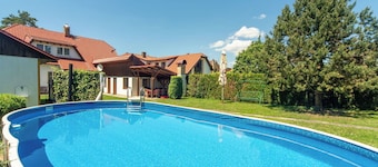 Stunning private villa for 11 guests with WIFI, TV, patio and pets allowed