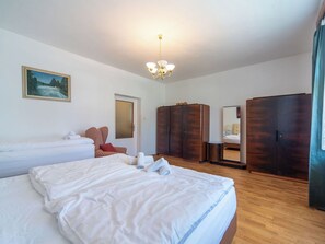 4 bedrooms, travel crib, WiFi (free)