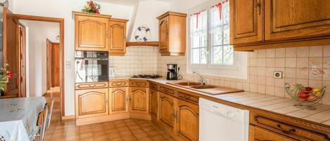 Microondas, horno, lavavajillas y tostadora