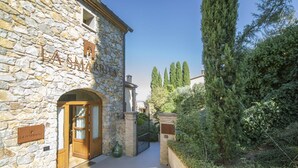 A stone building with a sign reading "LA SMARRITA." - Stunning private villa for 10 guests with hot tub, WIFI, A/C, private pool, TV and terrace (Lucignano)