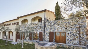 A stone building with a pool, arched windows, and a stone wall. - Stunning private villa for 10 guests with hot tub, WIFI, A/C, private pool, TV and terrace (Lucignano)