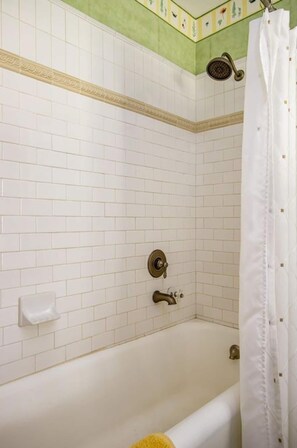Combined shower/bathtub, towels - Knollwood Manor - The Historic Mid Pines Mansion (Southern Pines)