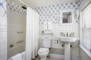 Combined shower/tub, hair dryer, towels - Knollwood Manor - The Historic Mid Pines Mansion (Southern Pines)