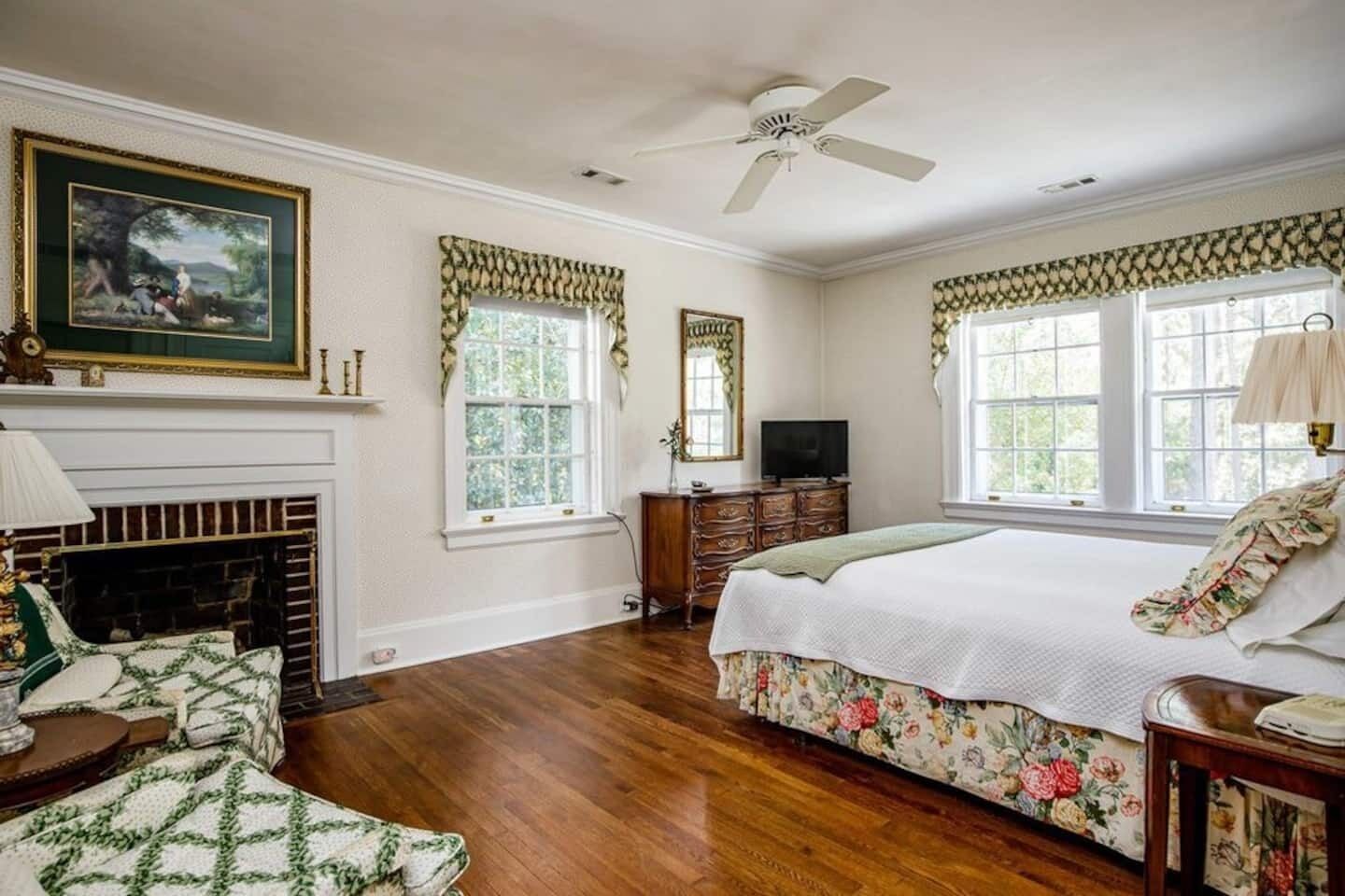 5 bedrooms, iron/ironing board, free WiFi, bed sheets