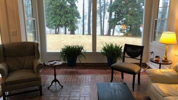 Smart-TV, Kamin, Bücher