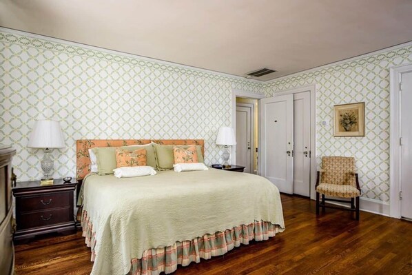 5 bedrooms, iron/ironing board, free WiFi, bed sheets