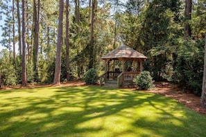 Property grounds - Knollwood Manor - The Historic Mid Pines Mansion (Southern Pines)