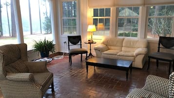 Smart-TV, Kamin, Bücher