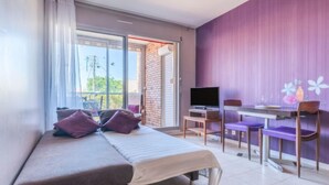 A modern room with a bed, a desk, and a TV. - Plein Soleil by Interhome (Arcachon)