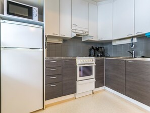 Jääkaappi, mikroaaltouuni, keittoastiat/astiat/ruokailuvälineet