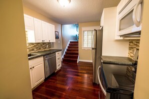 ثلاجة، ميكروويف، فرن، موقد طهي مسطح