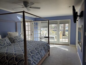 4 bedrooms, desk, iron/ironing board, free WiFi