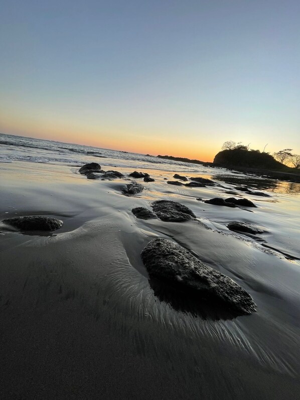 Beach nearby - A rustic lodge surrounded by garden, nestled in a jungle setting - double Room 1 (Marbella)