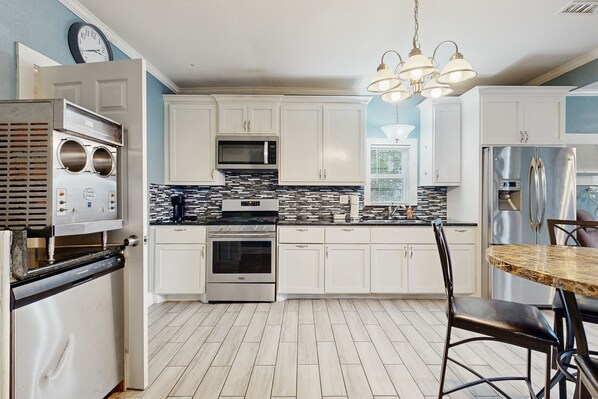 Refrigerador, microondas, horno y parrilla de estufa 