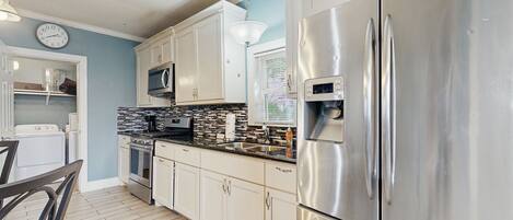 Frigorífico, microondas, horno y placa de cocina