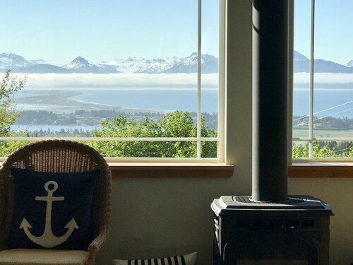 Loft on the Hill - In-town, Luxury, BIG VIEW!