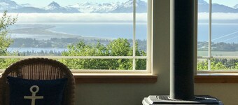 Loft on the Hill - In-town, Luxury, BIG VIEW!