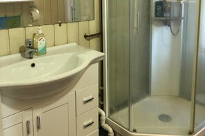 Douche, serviettes fournies