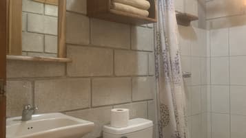 Bathtub, towels