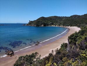 Ranta lähistöllä, rantapyyhkeitä