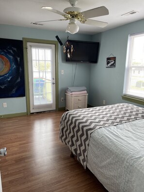 2 bedrooms, iron/ironing board, travel crib, free WiFi - Standing on the Moon One Block to the Beach (Virginia Beach)