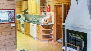 Kühlschrank, Mikrowelle, Geschirrspüler, Kochgeschirr/Geschirr/Besteck