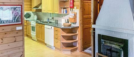 Geladeira, micro-ondas, lava-louças