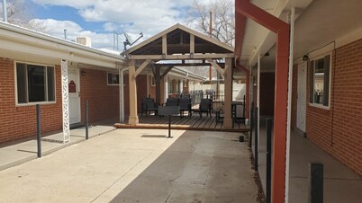 Affordable Business/Family Apartment with Garage 