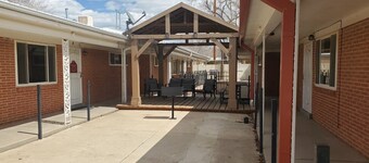 Affordable Business/Family Apartment with Garage