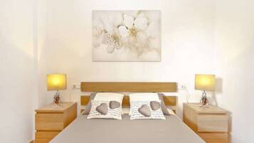 3 slaapkamers, een strijkplank/strijkijzer, gratis wifi, beddengoed