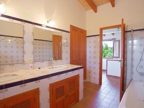 Baignoire, sèche-cheveux, serviettes fournies