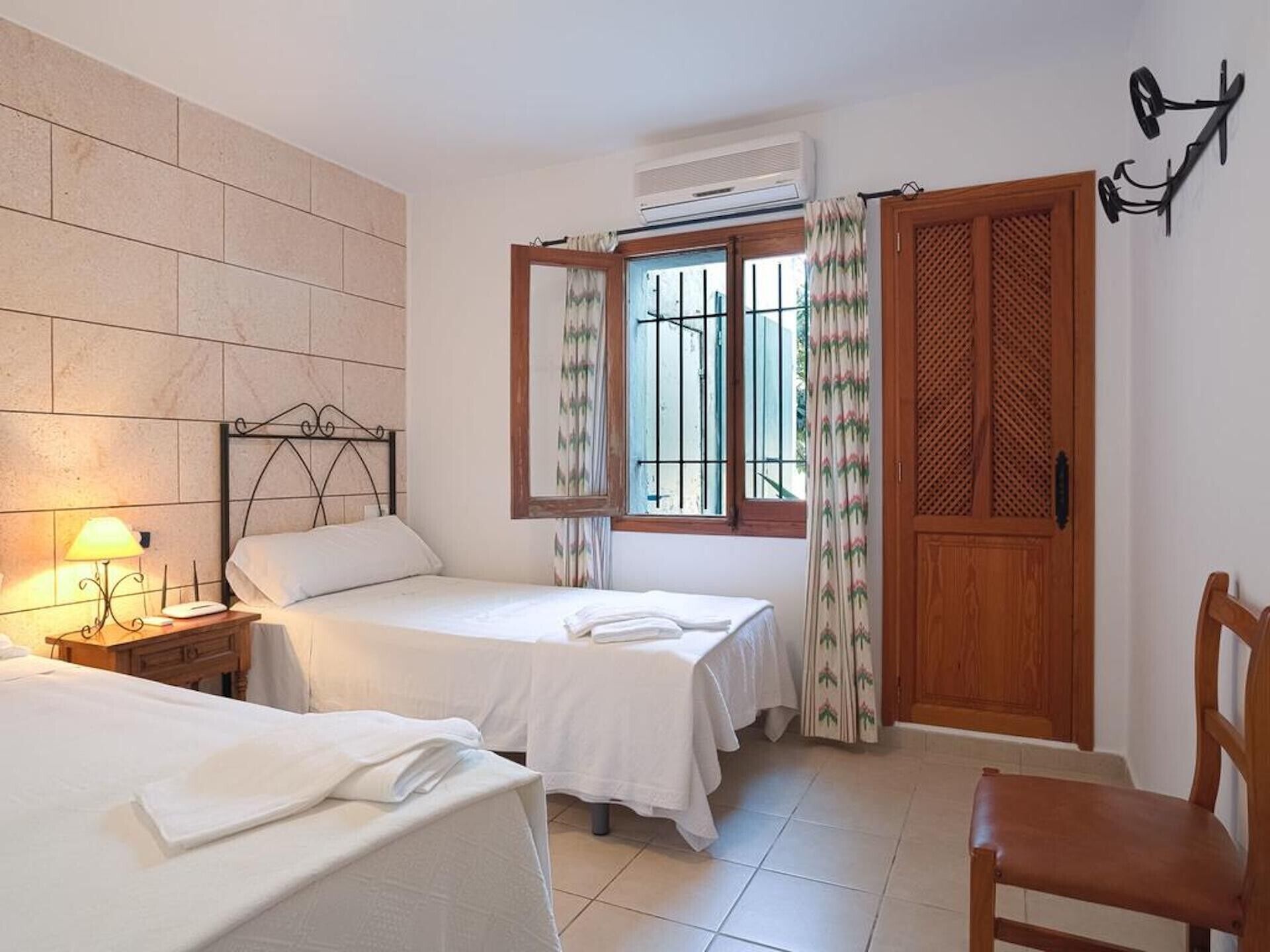 4 bedrooms, iron/ironing board, free WiFi, bed sheets