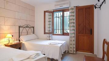 4 bedrooms, iron/ironing board, free WiFi, bed sheets