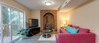 West Linn modern 2 rooms, EV charger, patio, fire pit, forest view, deer glazing