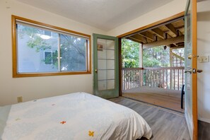 2 bedrooms, desk, iron/ironing board, free WiFi - West Linn modern 2 rooms, EV charger, patio, fire pit, forest view, deer glazing (West Linn)