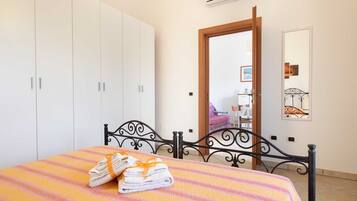 2 bedrooms, iron/ironing board, bed sheets