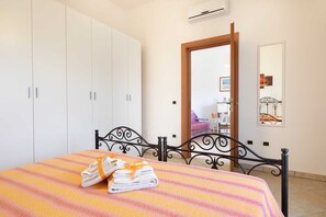 2 bedrooms, iron/ironing board, bed sheets