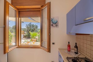 Jääkaappi, uuni, liesi, keittoastiat/astiat/ruokailuvälineet