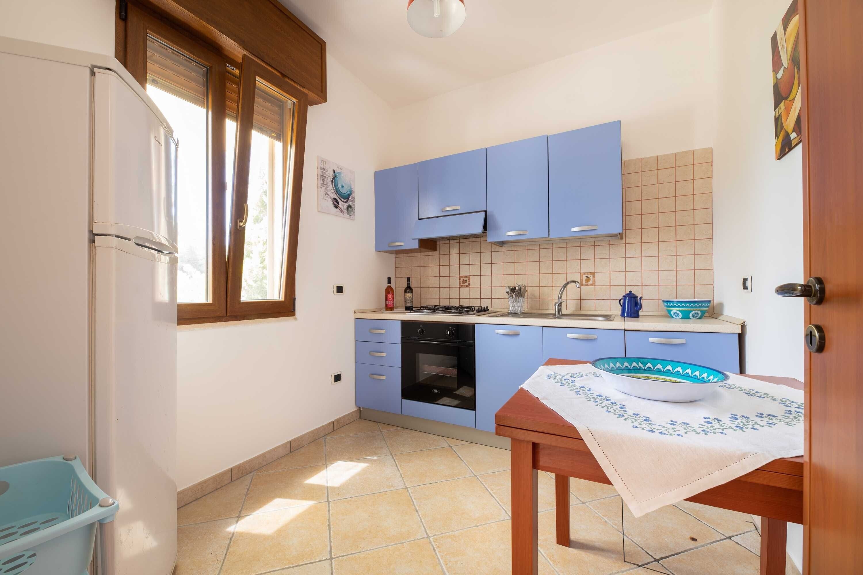 Jääkaappi, uuni, liesi, keittoastiat/astiat/ruokailuvälineet