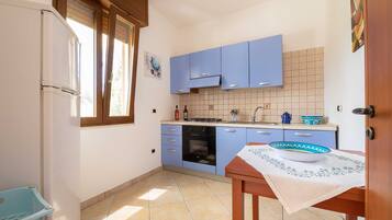 Jääkaappi, uuni, liesi, keittoastiat/astiat/ruokailuvälineet