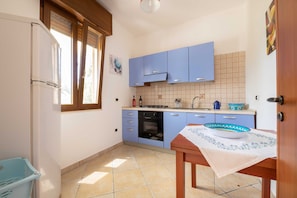 Kühlschrank, Ofen, Herdplatte, Kochgeschirr/Geschirr/Besteck