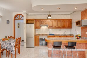 Fridge, microwave, oven, stovetop - Apartment 'Casa Paco' with Mountain Views, Fast Wi-Fi, Air Conditioning and Terrace (Mogán)