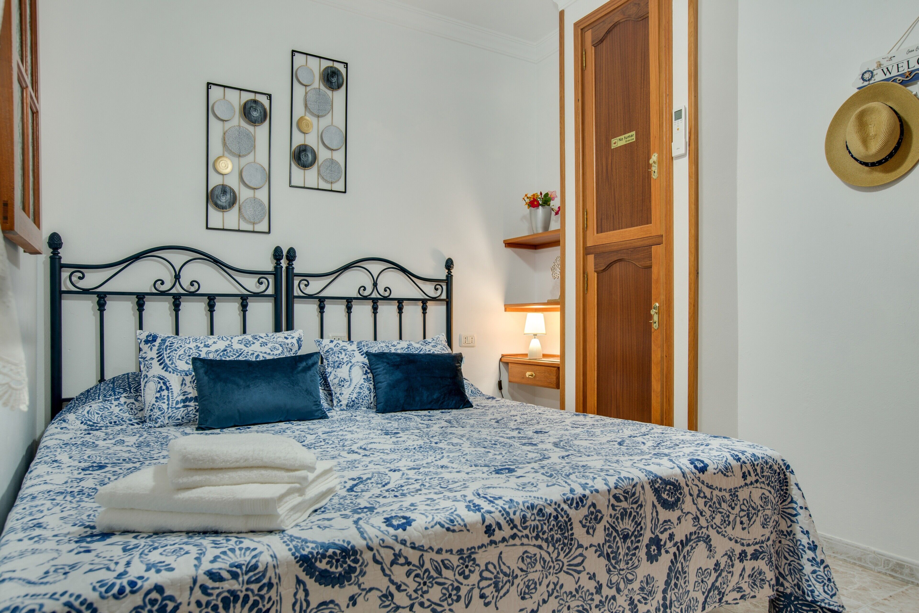 1 habitación, tabla de planchar con plancha, wifi gratis y ropa de cama 