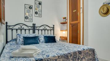 1 habitación, tabla de planchar con plancha, wifi gratis y ropa de cama