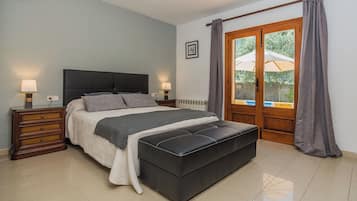 3 bedrooms, iron/ironing board, free WiFi, bed sheets