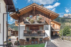 Exterior - Vacation Apartment "Ciasa" with Mountain View, Wi-Fi & 2 Balconies (San Giovanni di Fassa)